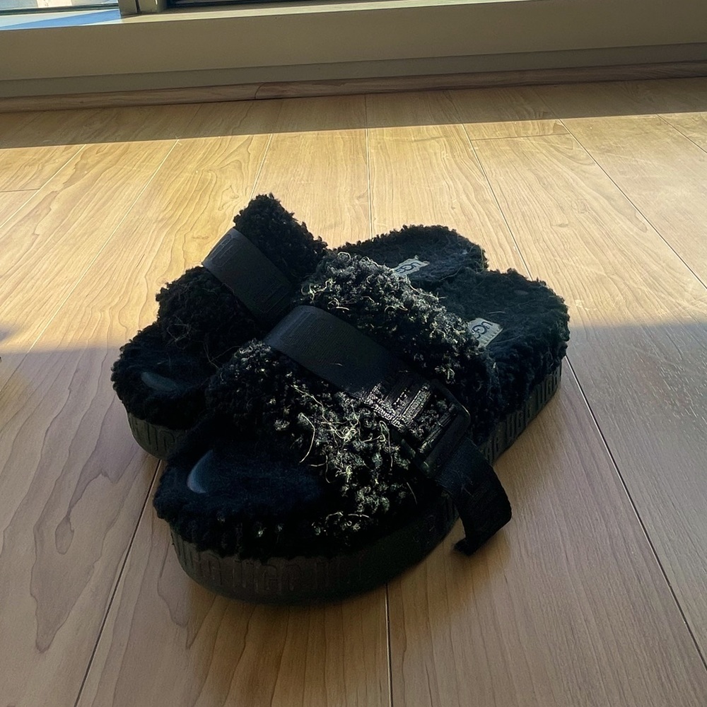 UGG LIKE NEW